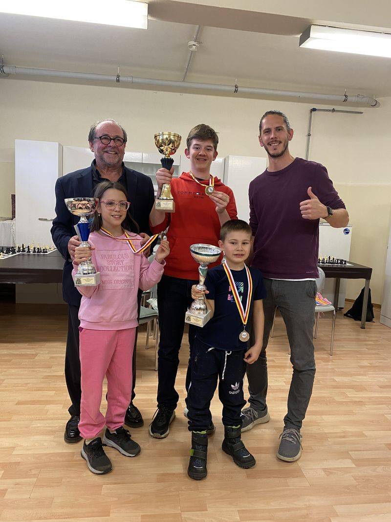 G&uuml;nter Baurecht und Turnierleiter Florian F&ouml;rster (re) mit den SGS-Jahressieger in ihrer Altersklasse: Roman Baurecht und vorne: Meryem Karaiko und Luca Staudacher. Foto: SGS