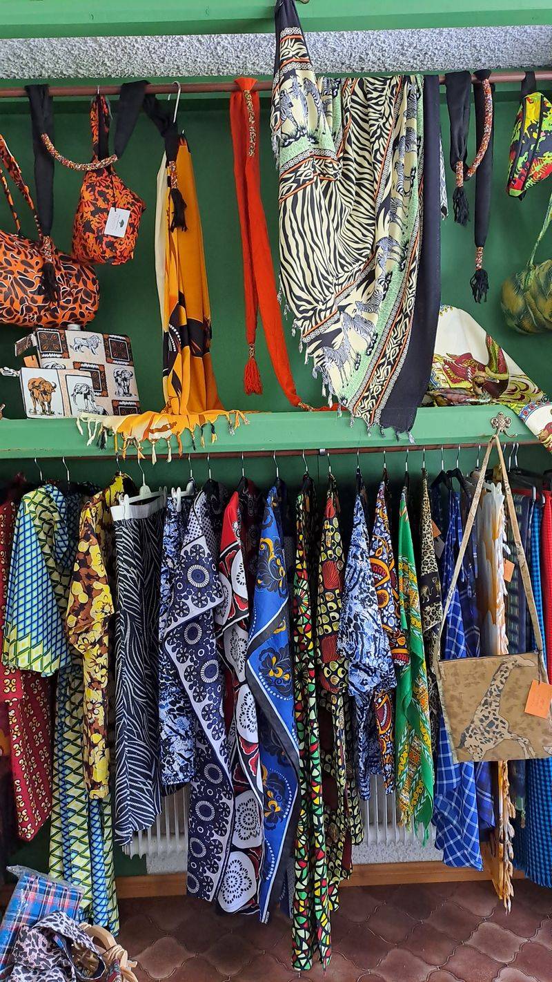 Afrikanische Stoffe, zu pr&auml;chtigen Kleidern vern&auml;ht in der Schneiderinnen-Berufsschule in Momela, werden in der ehemaligen Boutique in Obervellach verkauft.