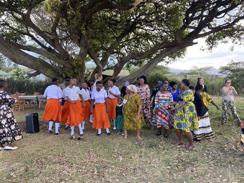 Die Schneiderinnen-Berufsschule liegt am Fu&szlig;e des Monut Meru in Tansania. &Uuml;ber das Afrika-Hilfsprojekt Africa Amini Alama entstand 2011 zuerst eine Schneiderwerkstatt aus der mittlerweile eine der besten Schneider-Berufsschulen des Landes wurde.