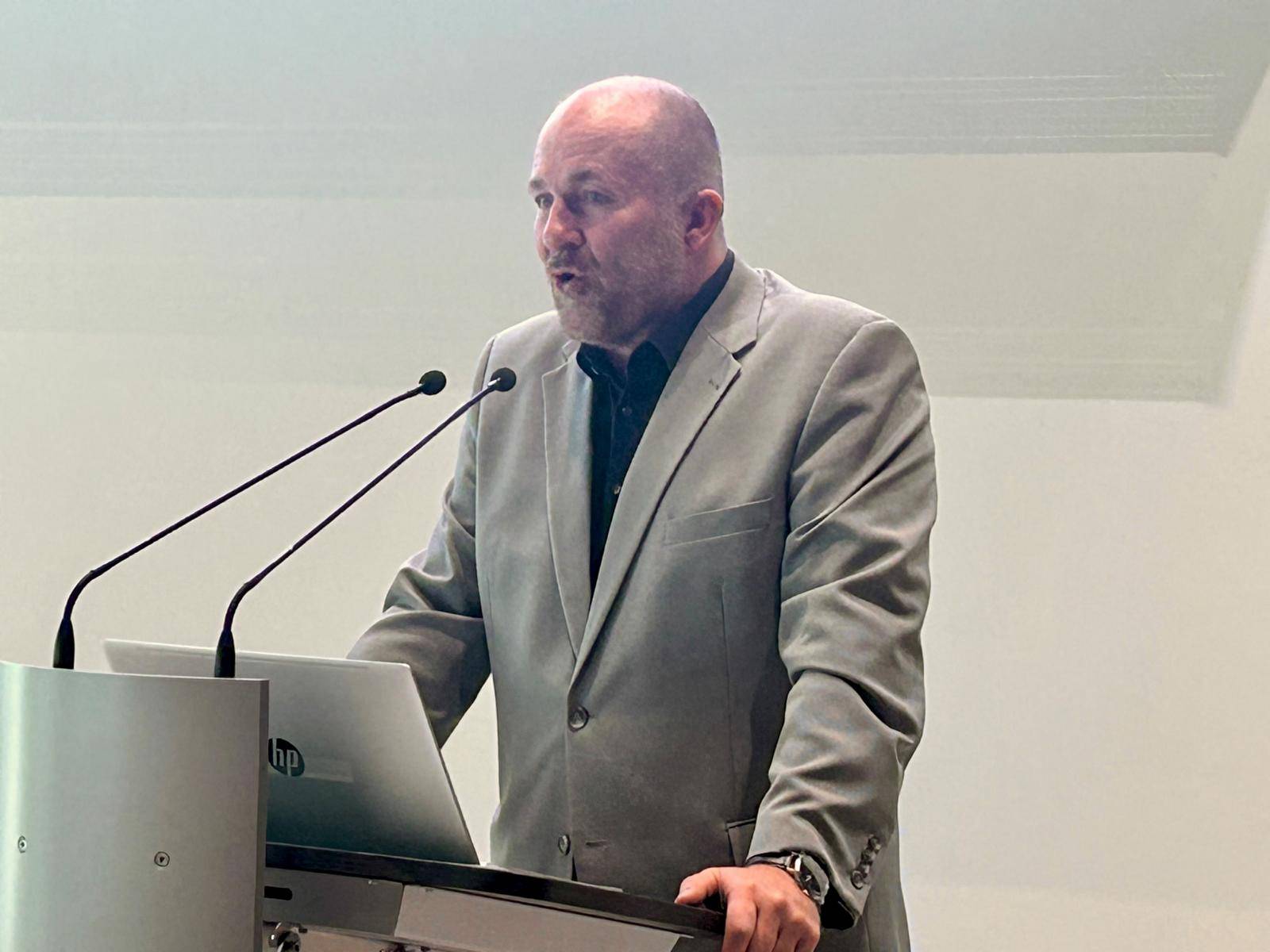 Mag. Gernot Mair vom Bundesamt f&uuml;r Fremdenwesen und Asyl schl&uuml;sselte die Vielf&auml;ltigkeit der hinzugekommenen T&auml;tigkeitsfelder auf. Foto: Stadt Lienz