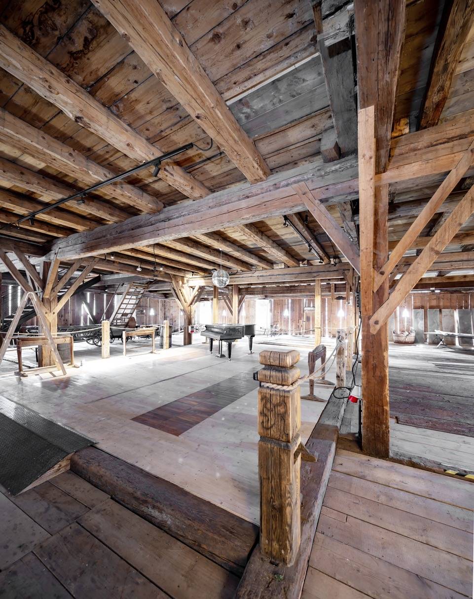 Im Wirtstadel wird zum Tanz aufgespielt. Foto: KEM/Suntinger