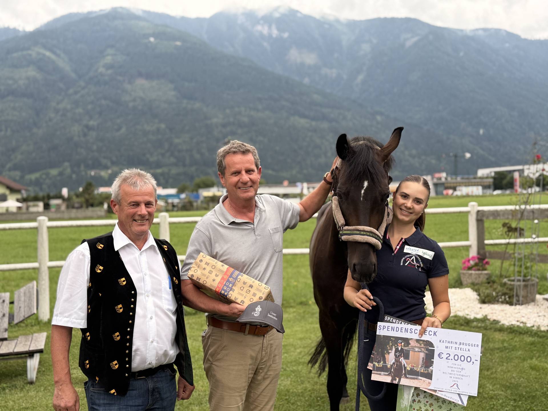Verabschiedung auf der Reitsportanlage Xonder in Spittal: V. l.: Sportreferent Horst Zwischenberger, Bgm. Thomas Sch&auml;ffauer und Athletin Katharina Brugger. Foto: CarimaM.R.
