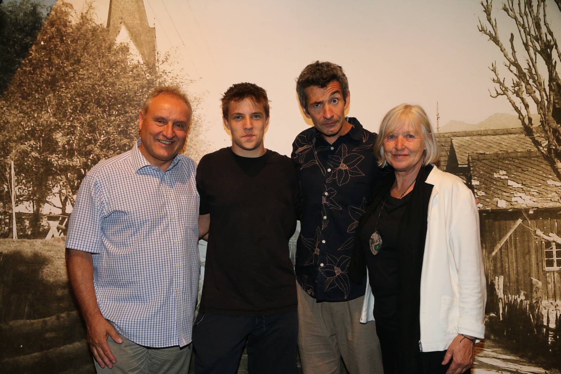 V. l.: Helmut Kerschbaumer, ein junger Besucher, Kabarettist Omar Sarsam, Pulcheria Eder.