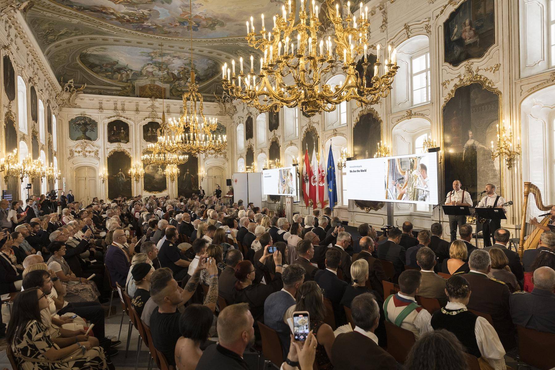 Im Riesensaal der Innsbrucker Hofburg zeichneten Tirol und Südtirol BürgerInnen mit besonderen Verdiensten aus. Foto: Land Tirol/Sedlak