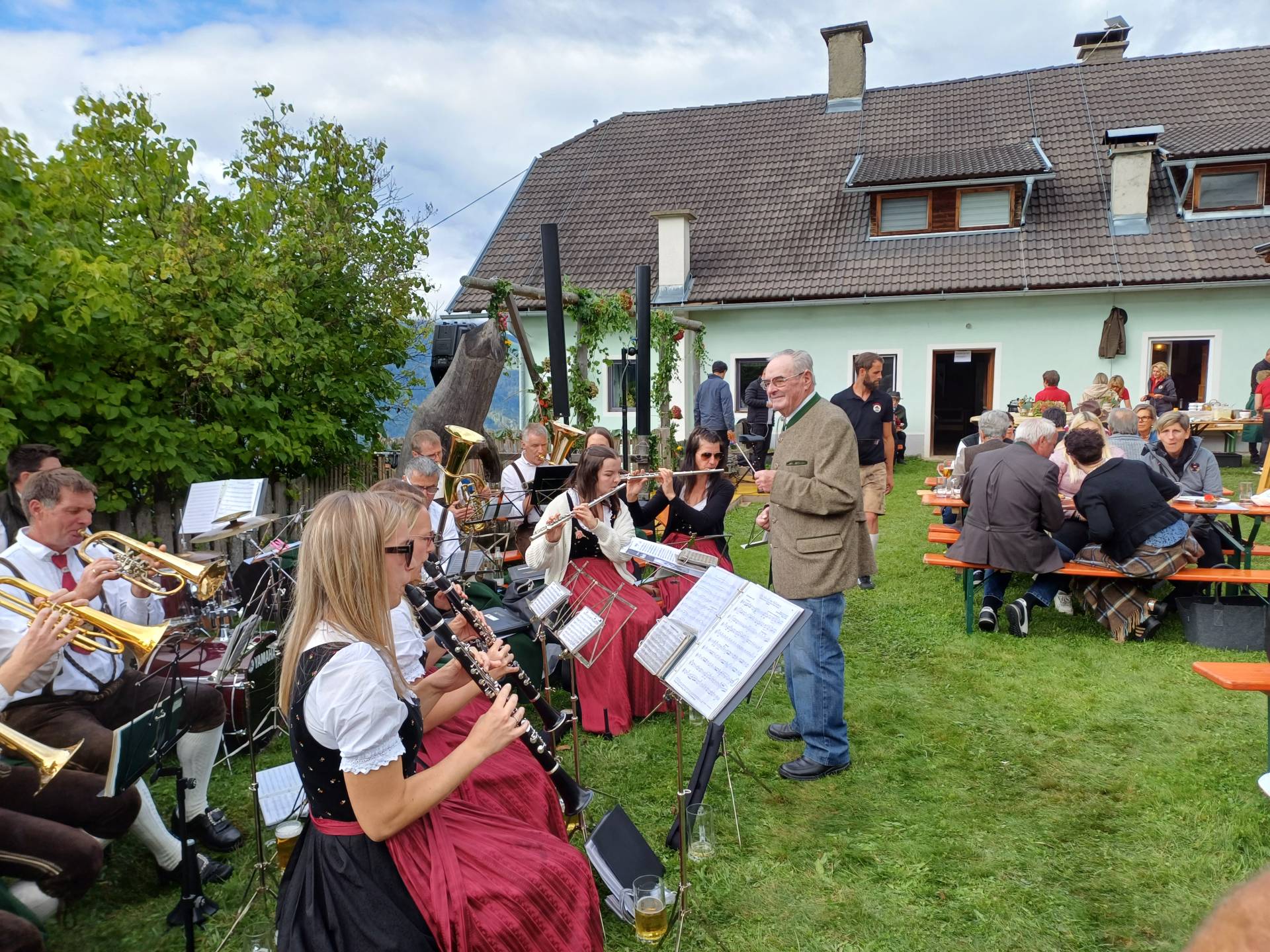 Die TK Lind spielte auf und der Tonebauer Hans aus Stockenboi gab (einmal) den Takt an.