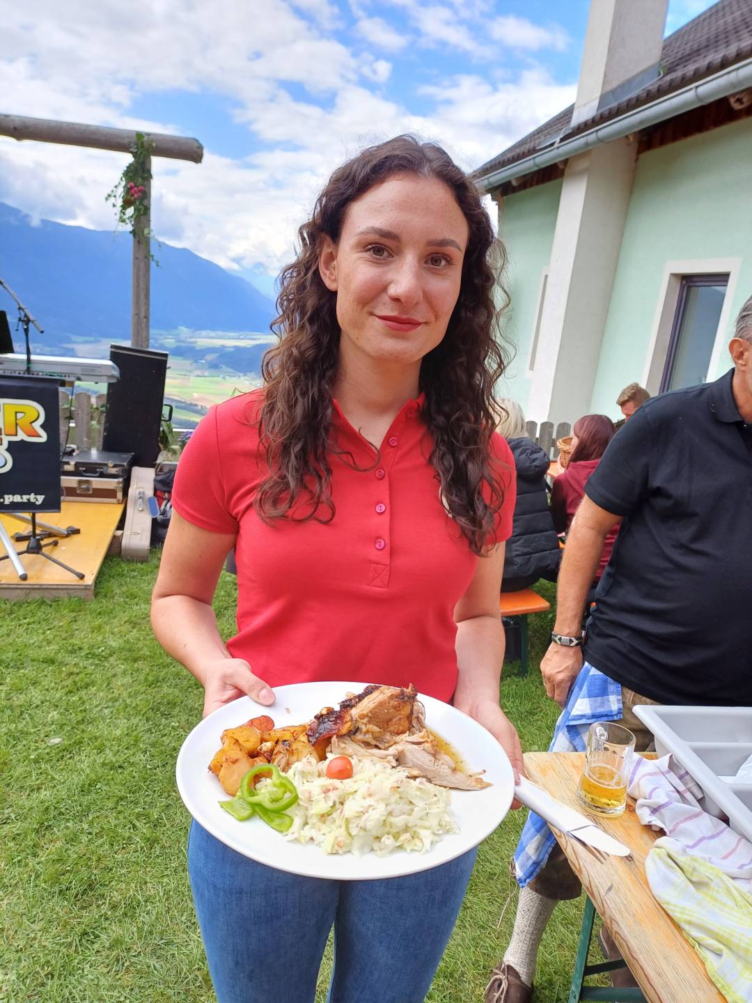 Lena beim servieren.