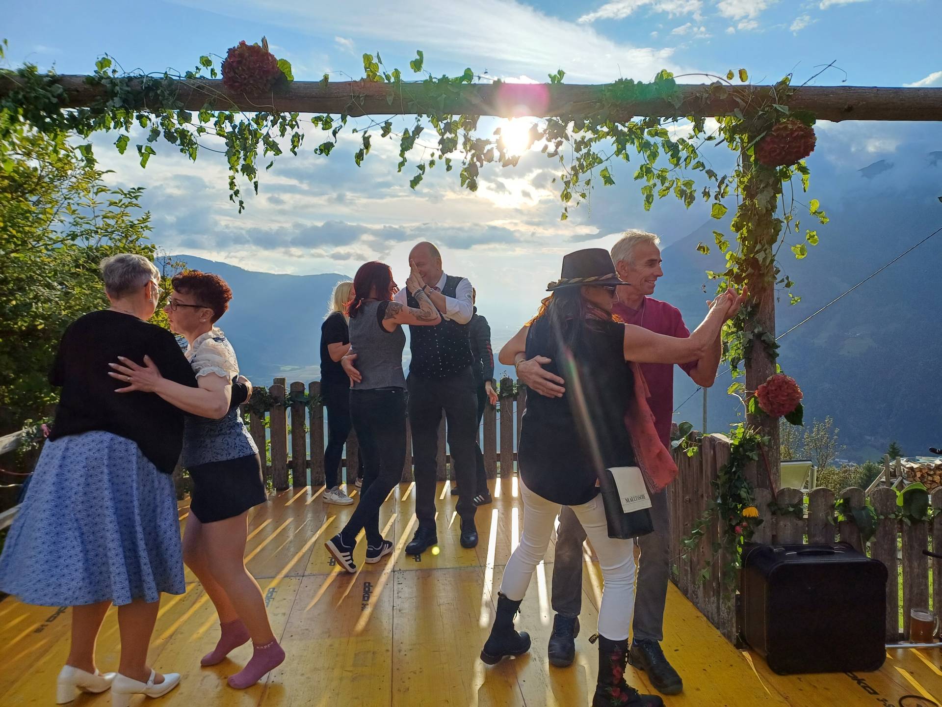 Feuer & Eis lie&szlig;en es krachen...
und die G&auml;ste den Tanzboden &bdquo;beben&ldquo;.