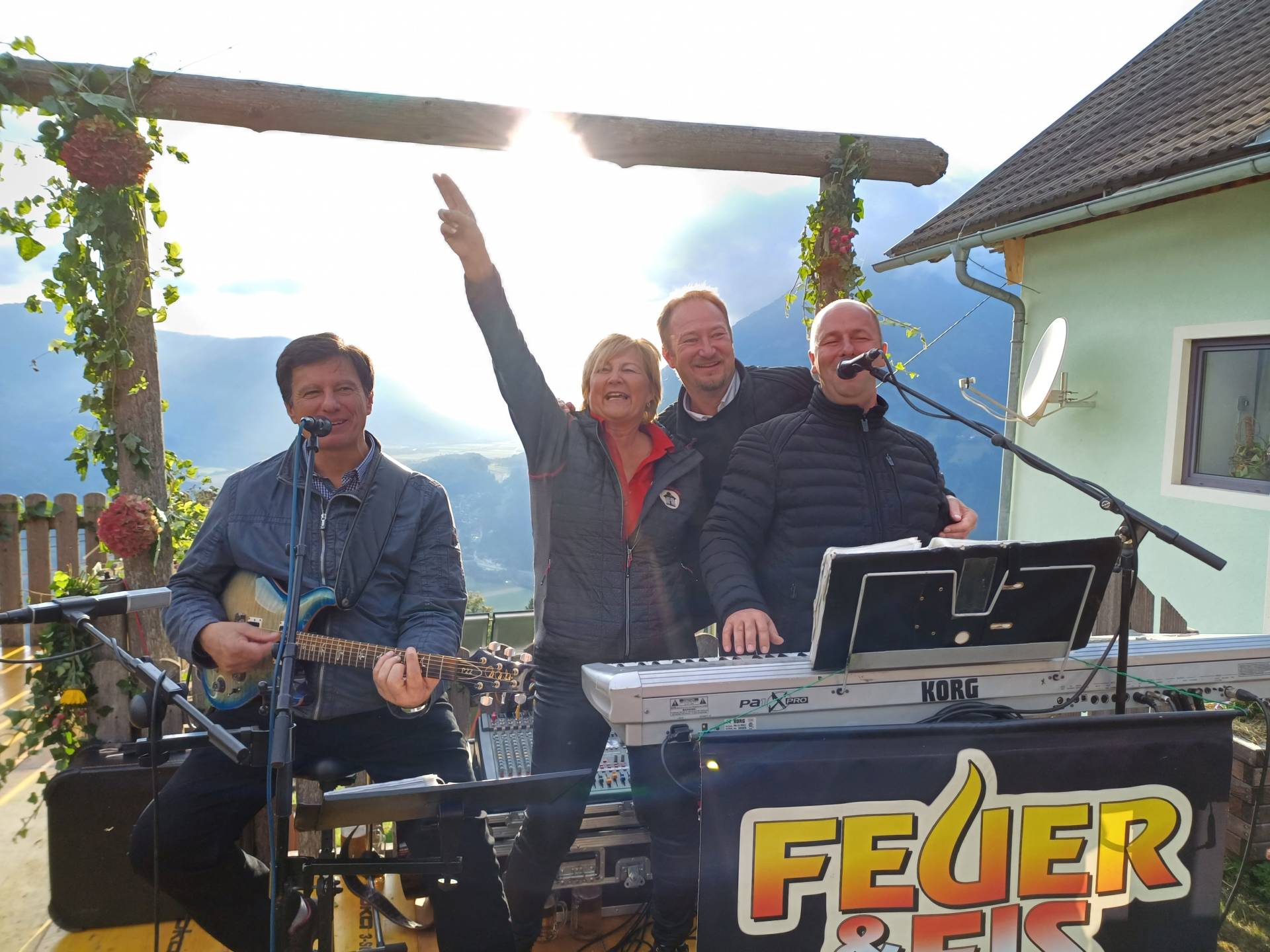 Feuer & Eis lie&szlig;en es krachen...
und die G&auml;ste den Tanzboden &bdquo;beben&ldquo;.