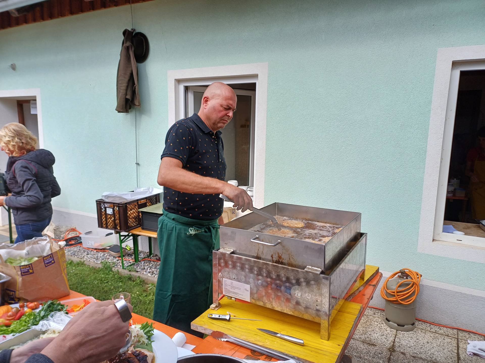 Diesmal gab es auch Schnitzl. Am Frittieren: Alt-Obmann Helmut Guggenbichler.
