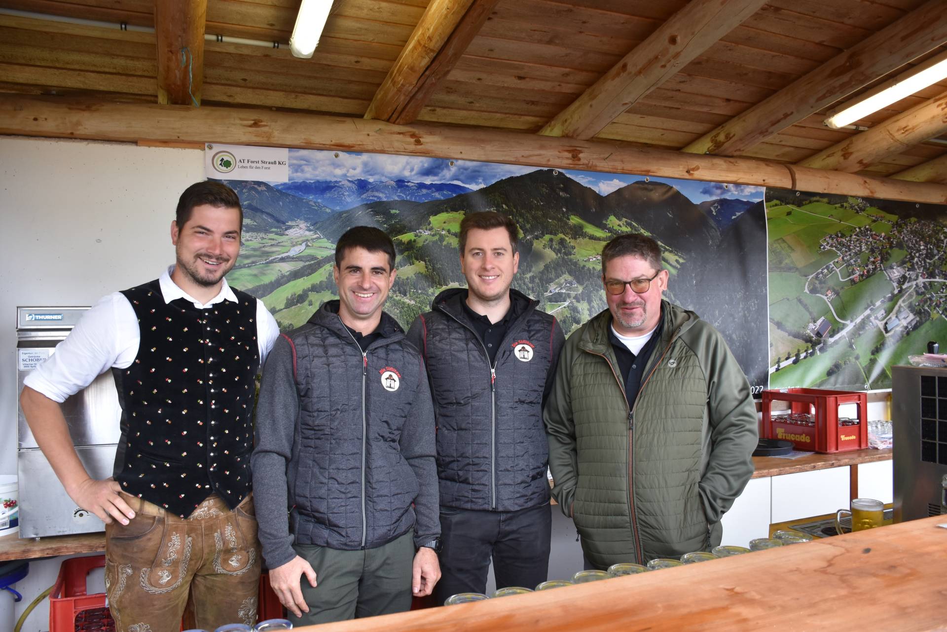 Michael, Christoph, Dominik und Georg waren die &bdquo;Vier Musketiere&ldquo; hinter der Theke.