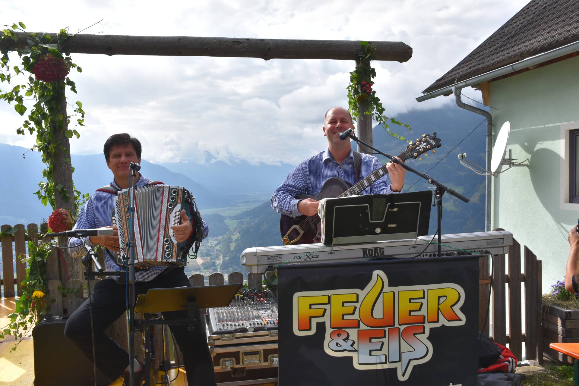 Feuer & Eis lie&szlig;en es krachen...
und die G&auml;ste den Tanzboden &bdquo;beben&ldquo;.