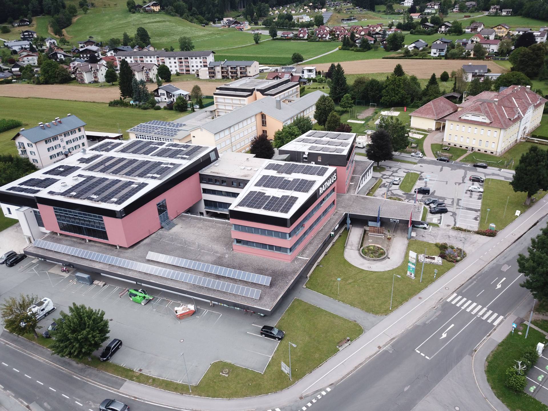 Im Sommer eine wurde am Rathaus in K&ouml;tschach-Mauthen eine354 kW-peak Photovoltaikanlage in Betrieb genommen. Die Marktgemeinde hat damit rund 400.000 Euro in die Eigenenergieversorgung investiert. Foto: Marktgemeinde K&ouml;tschach-Mauthen