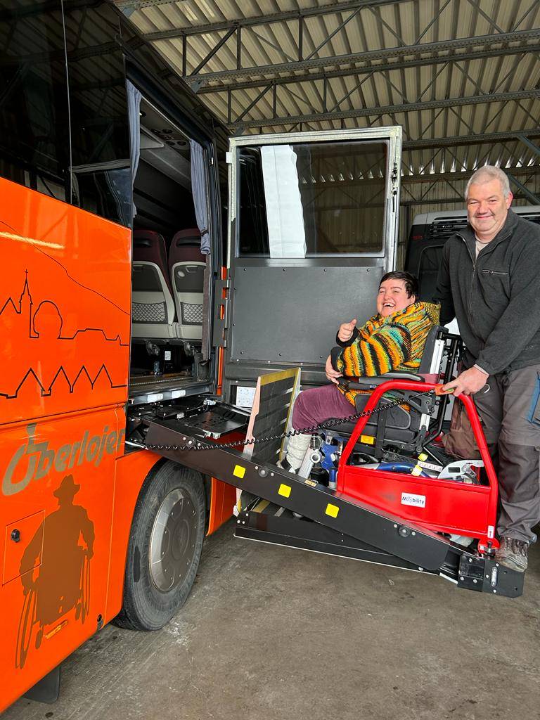 Tochter Jenny war wohl die erste Passagierin von Roman Oberlojers Spezialbus im Bild mit Buslenker Christian D&ouml;lderer.