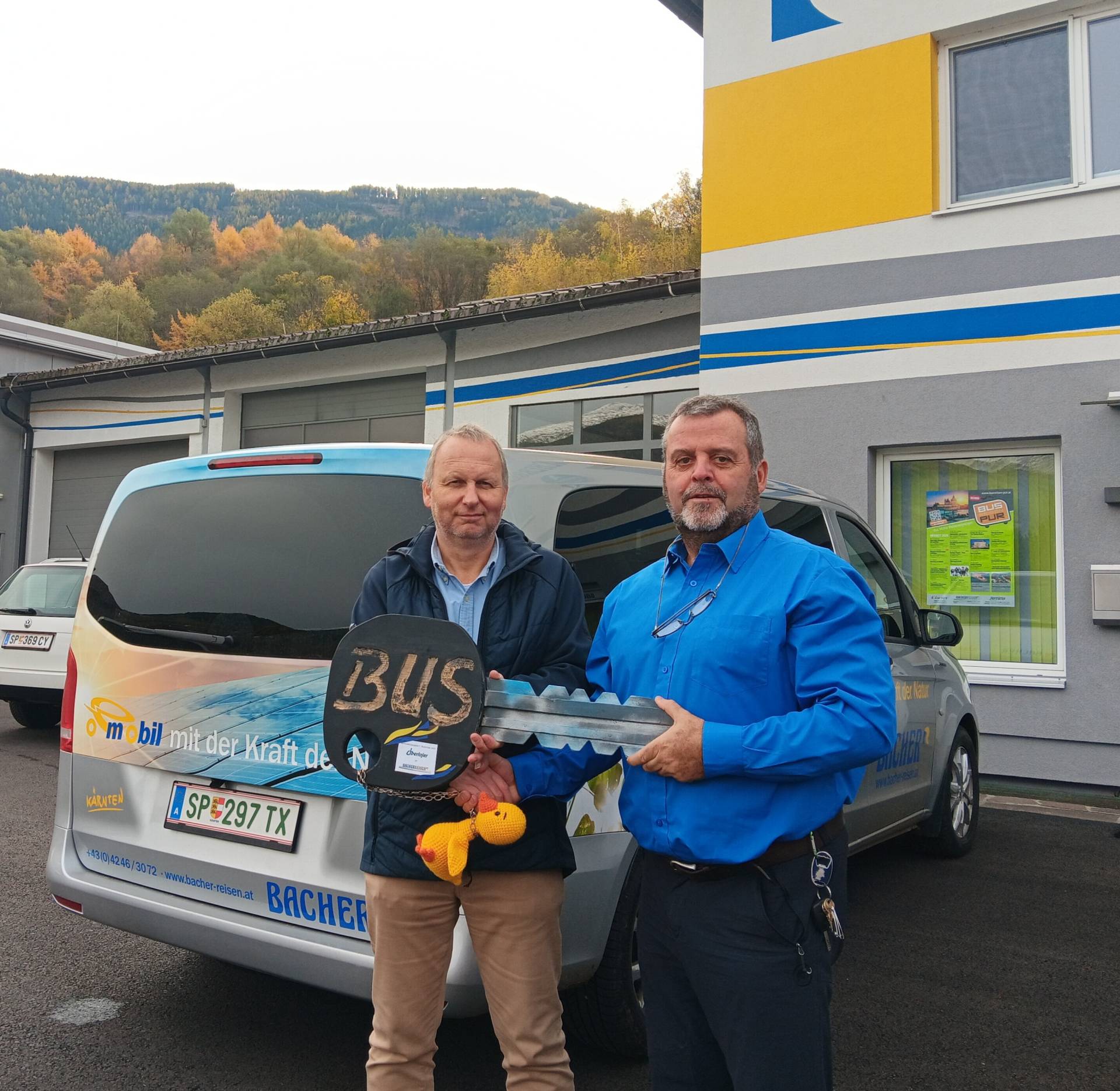 Schl&uuml;ssel&uuml;bergabe: Martin Bacher und Roman Oberlojer. Der Radentheiner Busunternehmer &uuml;bernimmt den &bdquo;Rolli-Bus&ldquo; und f&uuml;hrt dieses spezielle Service weiter.