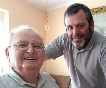 Roman Oberlojer (im Bild mit seinem bereits verstorbenen Vater Alois) war der erste und bislang einzige in K&auml;rnten, der Rollstuhl-Busreisen erm&ouml;glicht.