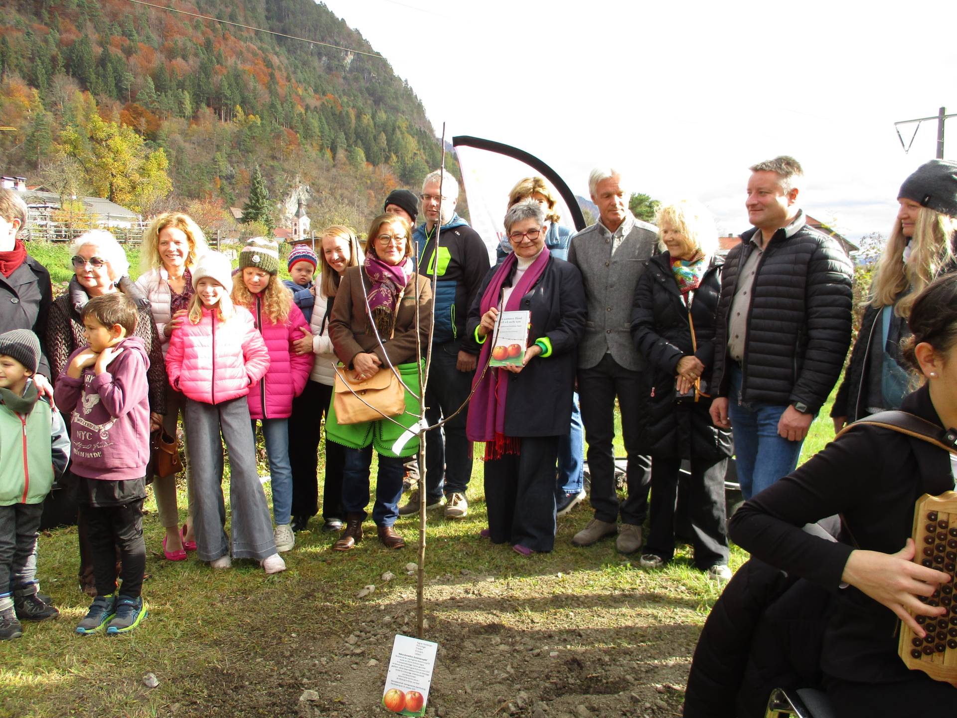 Helga P&ouml;cheim (Mitte) vom &bdquo;Verein Via Iulia Augusta&ldquo; initiierte das Zeichensetzen in der Natur gegen das Vergessen. Silke Z&ouml;ckler (re.), Bgm. Stefan Brandst&auml;tter mit Gattin Christa und Vize-Bgm. Christian Hopfgartner (li.).