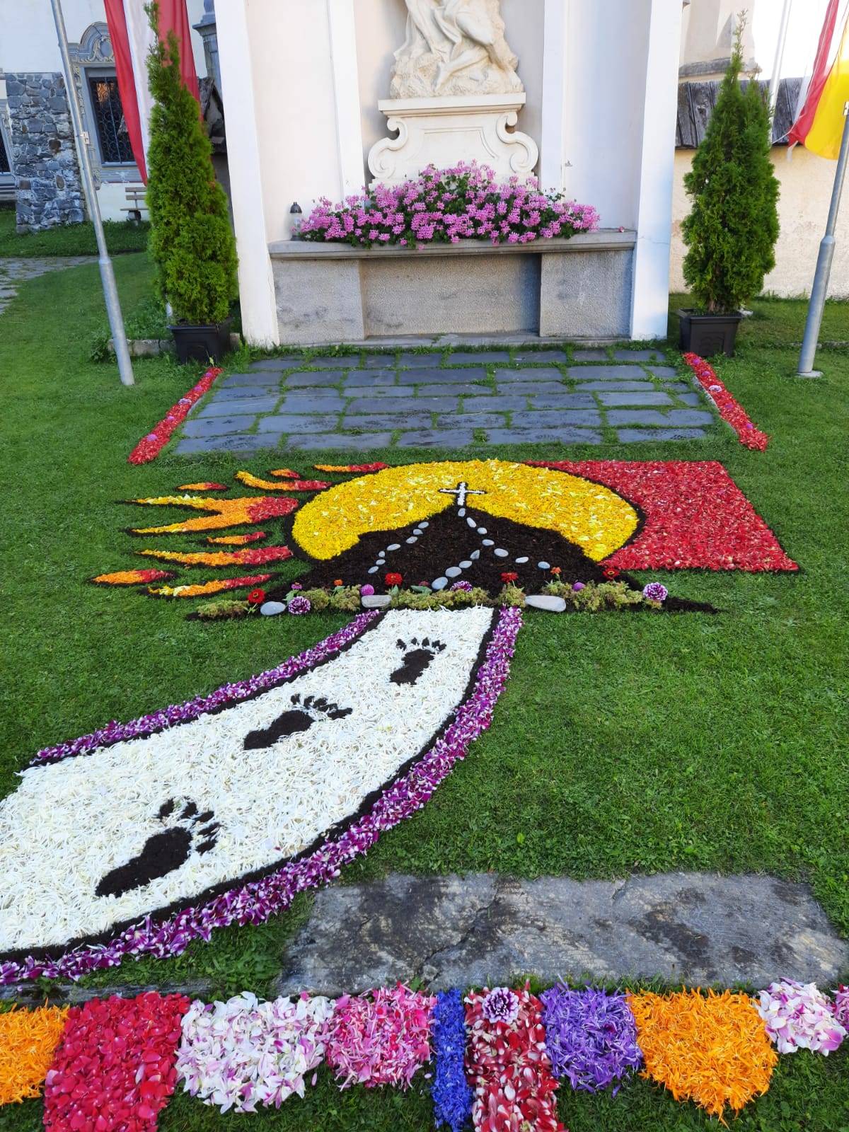 Immer wieder eindrucksvolle Blumenteppiche am Kirchplatz vor der Basilika in Luggau. Foto: privat