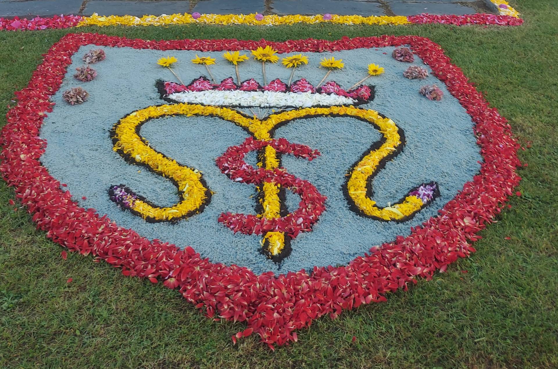 Immer wieder eindrucksvolle Blumenteppiche am Kirchplatz vor der Basilika in Luggau. Foto: privat