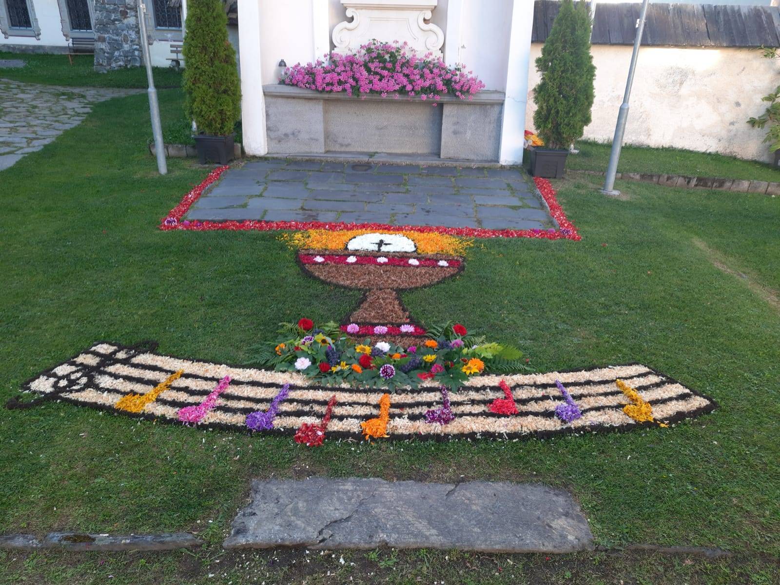 Immer wieder eindrucksvolle Blumenteppiche am Kirchplatz vor der Basilika in Luggau. Foto: privat