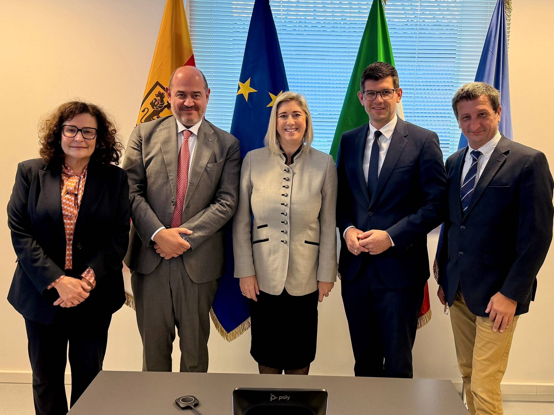 Magda Uliana, Direktorin f&uuml;r Infrastruktur und Raumordnung Friaul Julisch Venetien, Ettore de la Grennelais, ANAS Regionalleitung Veneto & Friaul Julisch Venetien, Ass. Cristina Amirante, Landesr&auml;tin f&uuml;r Infrastruktur und Raumordnung, LHStv. Martin Gruber LH- Stv. und Stra&szlig;enbaureferent, DI Volker Bidmon, Landesstra&szlig;enbaudirektor K&auml;rnten. Foto: B&uuml;ro LHStv. Gruber