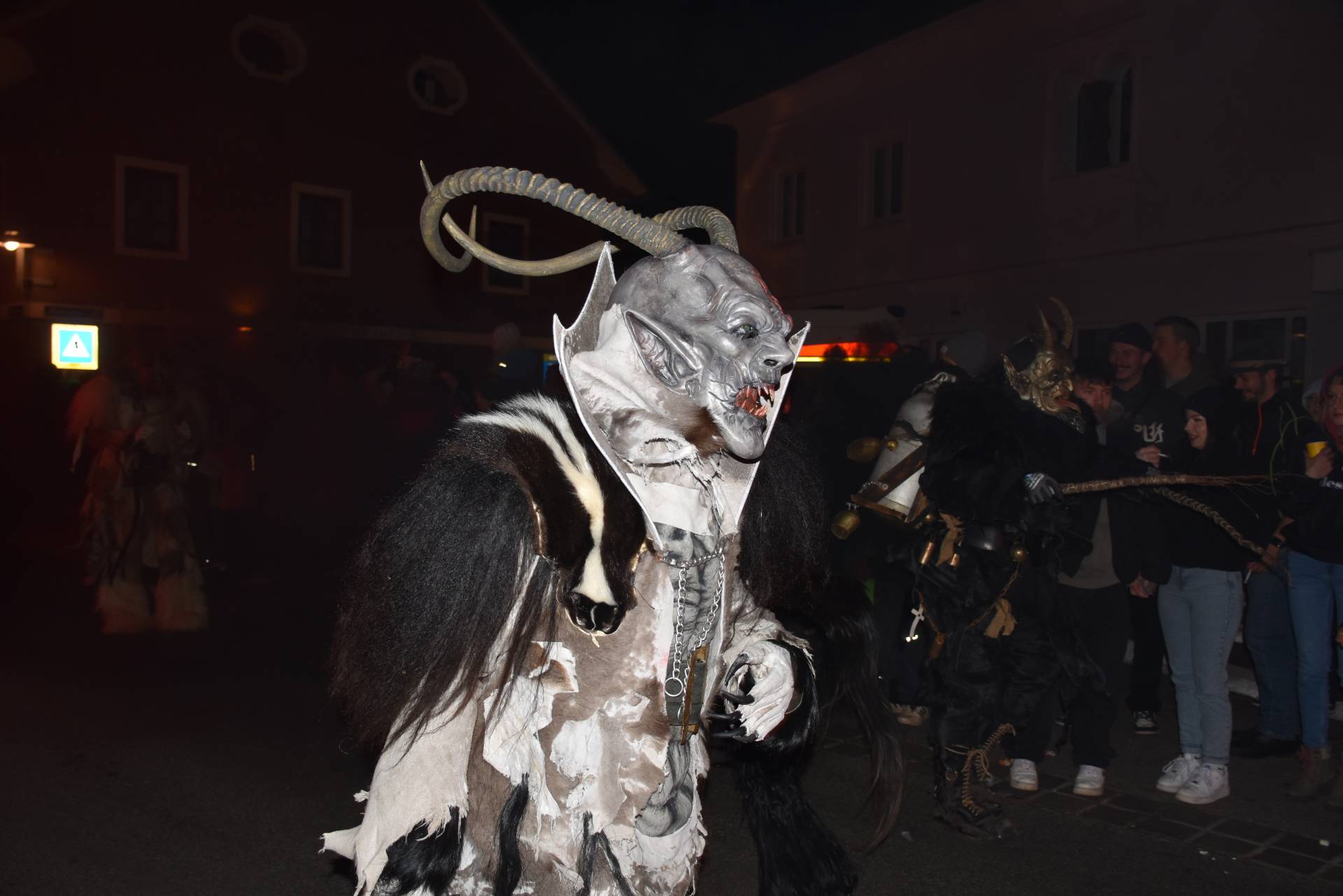 In Sachsenburg ging einer der ersten Krampusl&auml;ufe heuer &uuml;ber die B&uuml;hne.