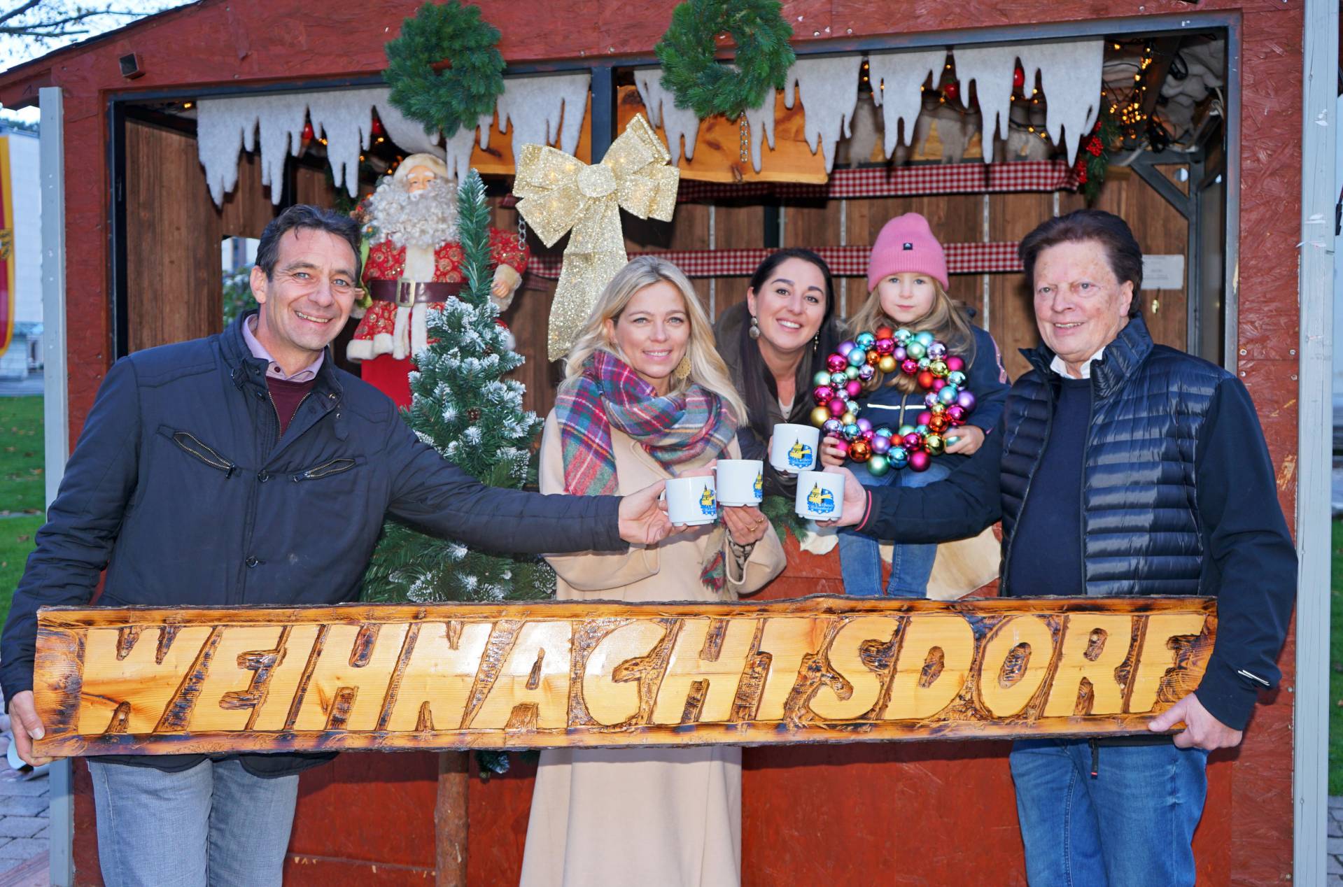 V. l.: Gerhard Briggl (Stadtmarketing), GR Evelyn K&ouml;fer, Daniela Pirker, Ellena Pirker und Stadtmarketing-Referent Vize-Bgm. Willi Koch freuen sich auf die Er&ouml;ffnung des Weihnachtsdorfes in Spittal. Foto: eggspress
