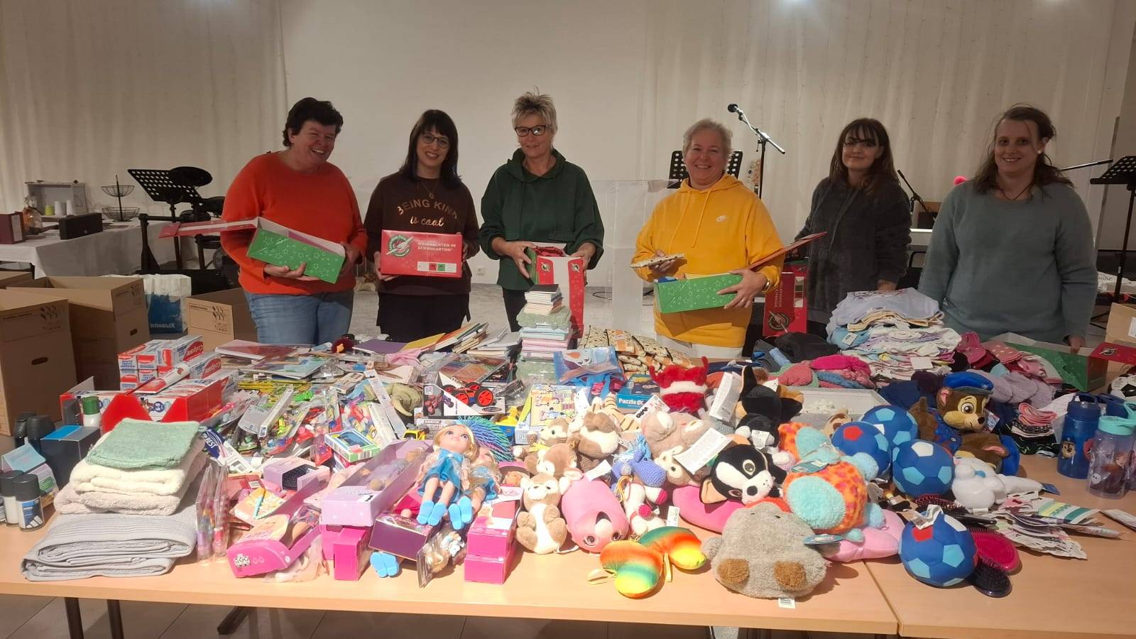 Bei einer &bdquo;Packparty&ldquo; wurden in Spittal noch einmal 96 Packerl eingepackt. Foto: Life Church Spittal.