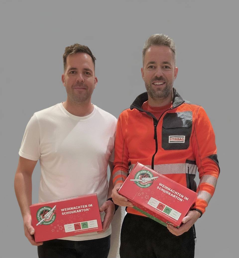 Werner Pirker und Gerhard Raunig unterst&uuml;tzen &bdquo;Weihnachten im Schuhkarton&ldquo;. Foto: privat