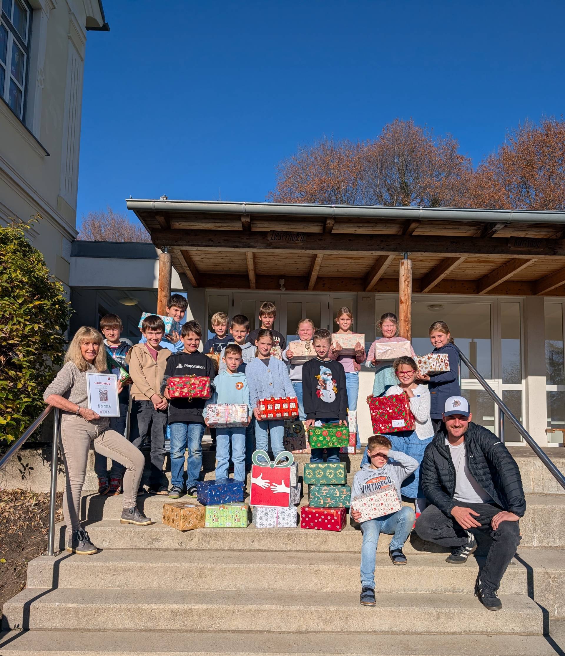 Alle Klassen der drei Seebodener Volksschulen haben an der &bdquo;Weihnachtspackerlaktion 2025&ldquo; der vier Serviceclubs teilgenommen.