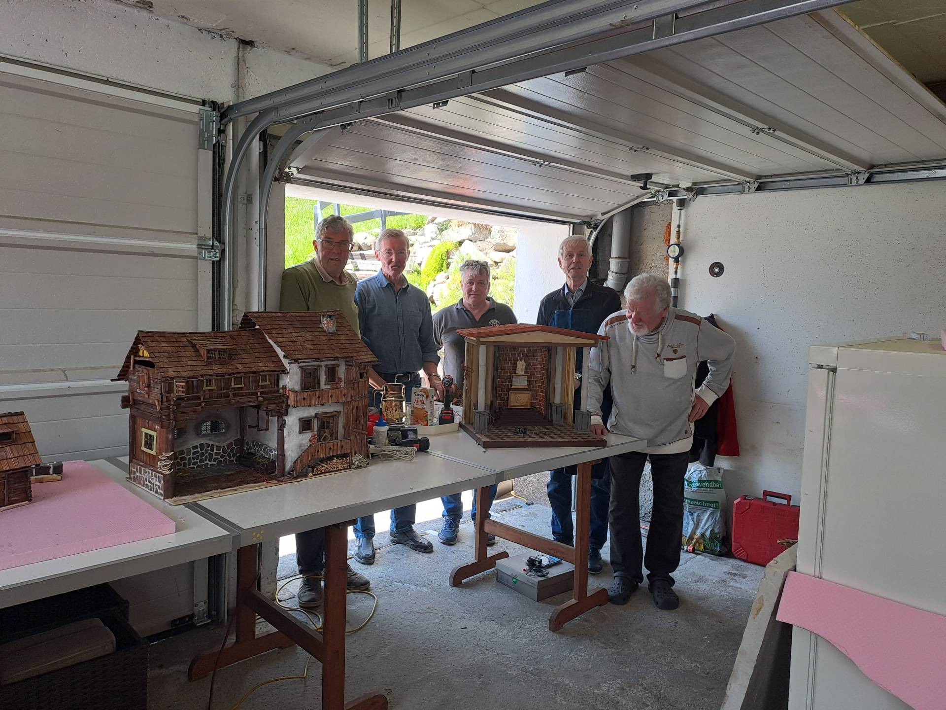 In der Garage von Helmut Auer wurde ein Jahr lang an der Krippe gebaut. V. l.: Franz Nussbaumer, Gottlieb Nussbaumer, Krippenbaumeister Hermann Binder, Charly Hofer und Helmut Auer. Nicht am Bild: Alfred Auer. Foto: Ortner