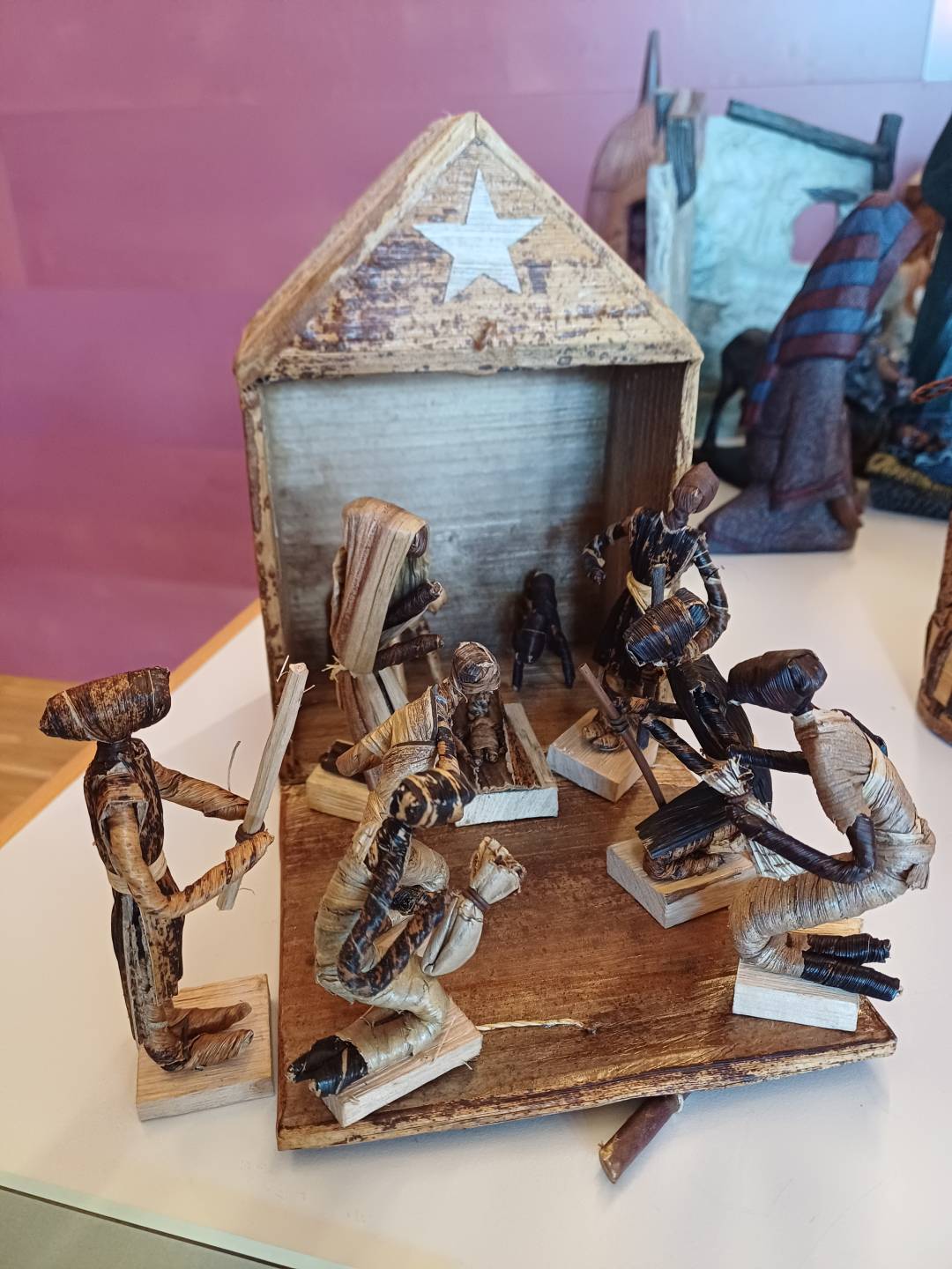 Eine Weihnachtskrippe aus Kenia, gefertigt aus Bananenbl&auml;ttern und Sisal-Agave.