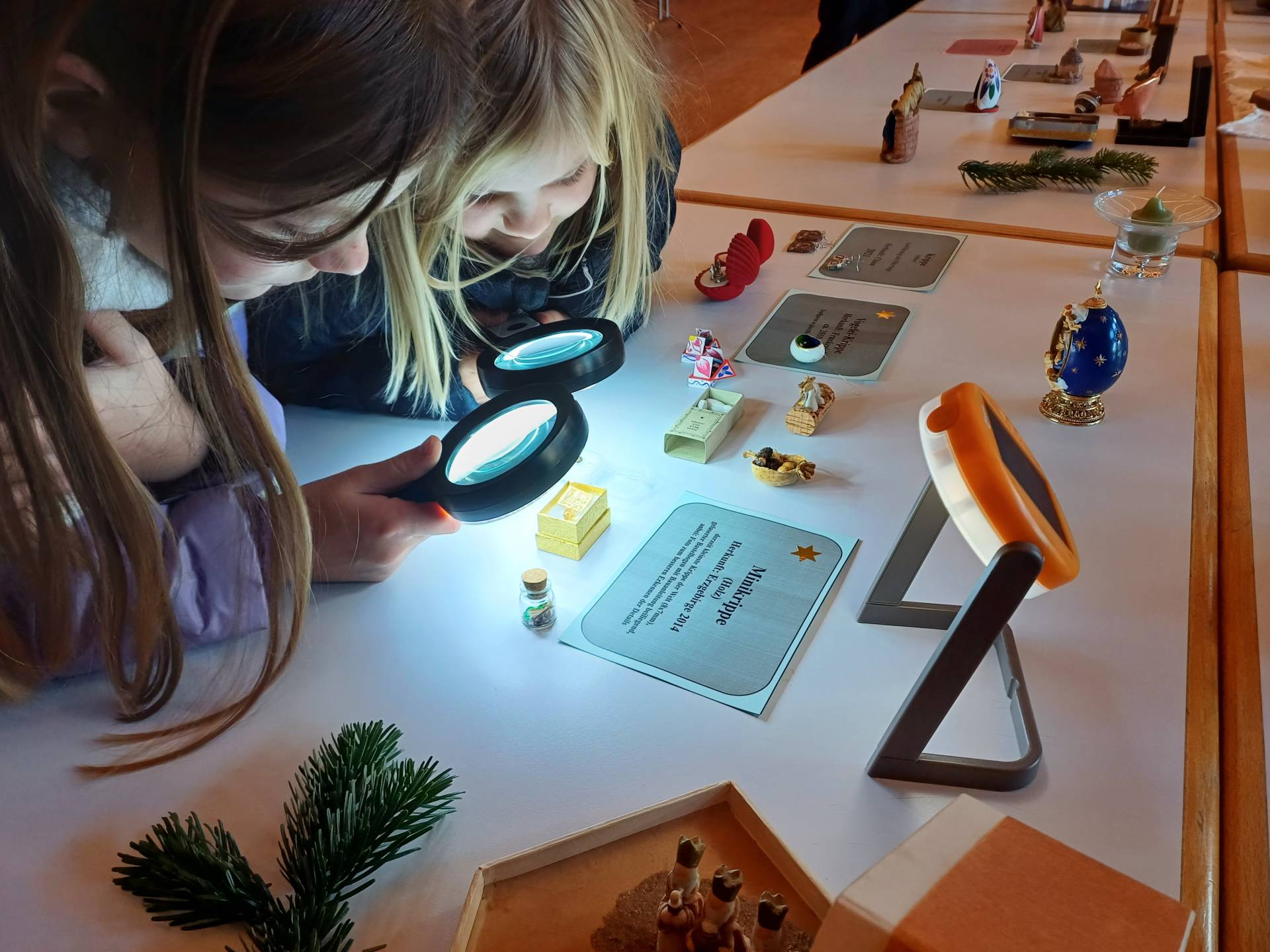 Die &bdquo;kleinste Krippe der Welt misst gerade einmal 8x7 Millimeter. Die Krippenfiguren sind nur mit einer Lupe zu sehen &ndash; ein Hit f&uuml;r die j&uuml;ngeren Besucher!