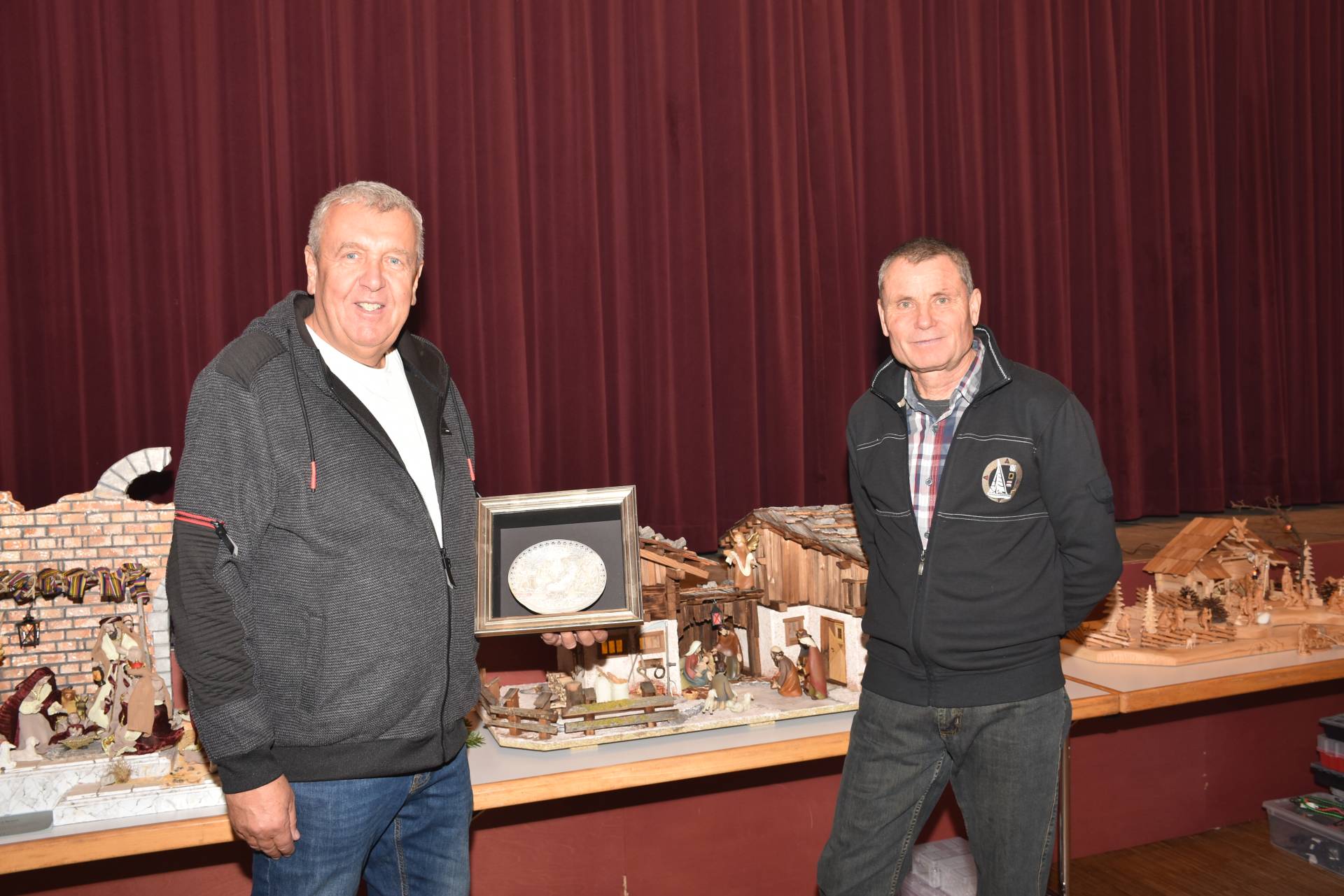 Mit dem B&uuml;rgermeister und Krippensammler Friedrich Paulitsch (li) stellten auch Krippenbaumeister Gerhard Keuschnig, Manfred Rauter und Franz Amlacher (re) aus.