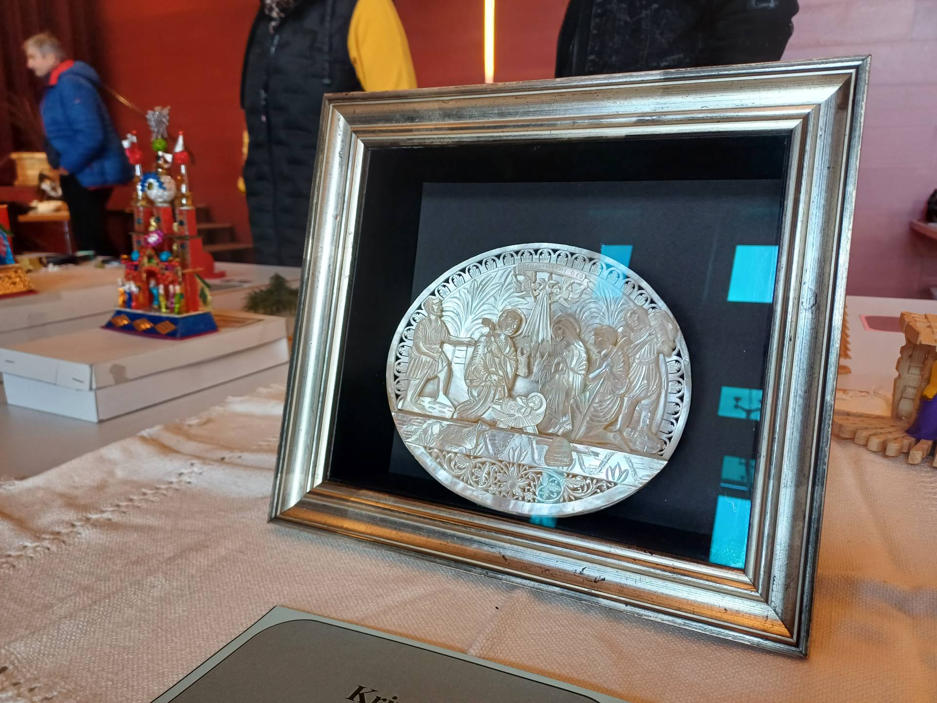 Krippe aus Perlmutt &ndash; geschnitzt aus einer einzelnen Muschel &ndash; ist eines von Paulitschs besonderen St&uuml;cken.