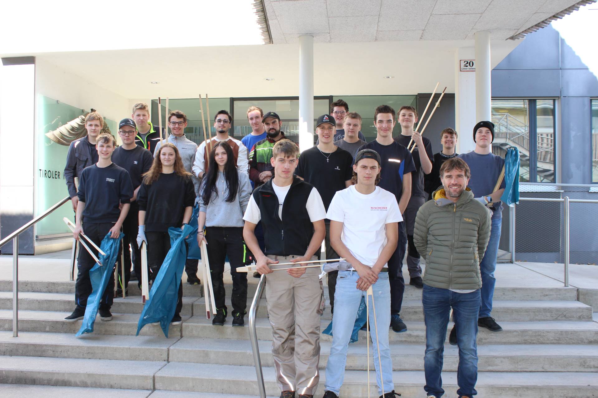 Foto: AWVO - 2MET Klasse der TFBS bei der Flureinigung