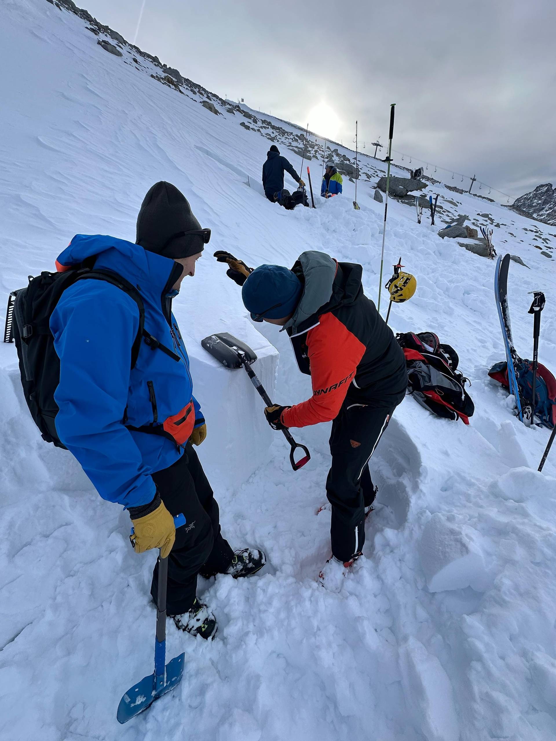 Der Lawinenwarndienst K&auml;rnten bei der Gel&auml;ndeerkundung.
