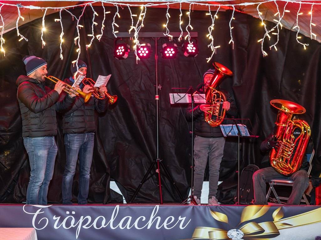 Stimmungsvolle Kl&auml;nge kamen vom Quartett der Trachtenkapelle Wulfenia Tr&ouml;polach.