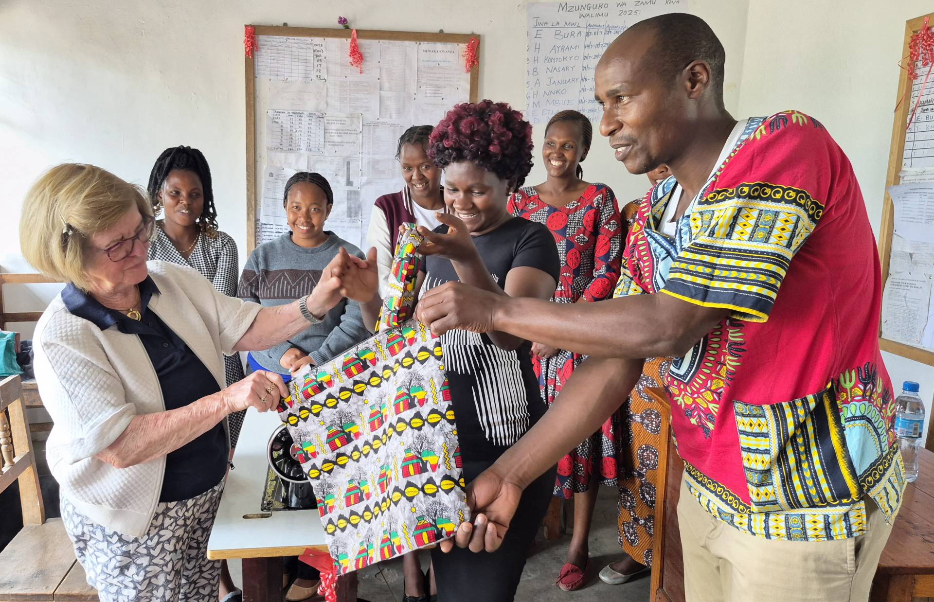 Zu Besuch in der Schneiderinnen-Berufsschule in Momella/Tansania.