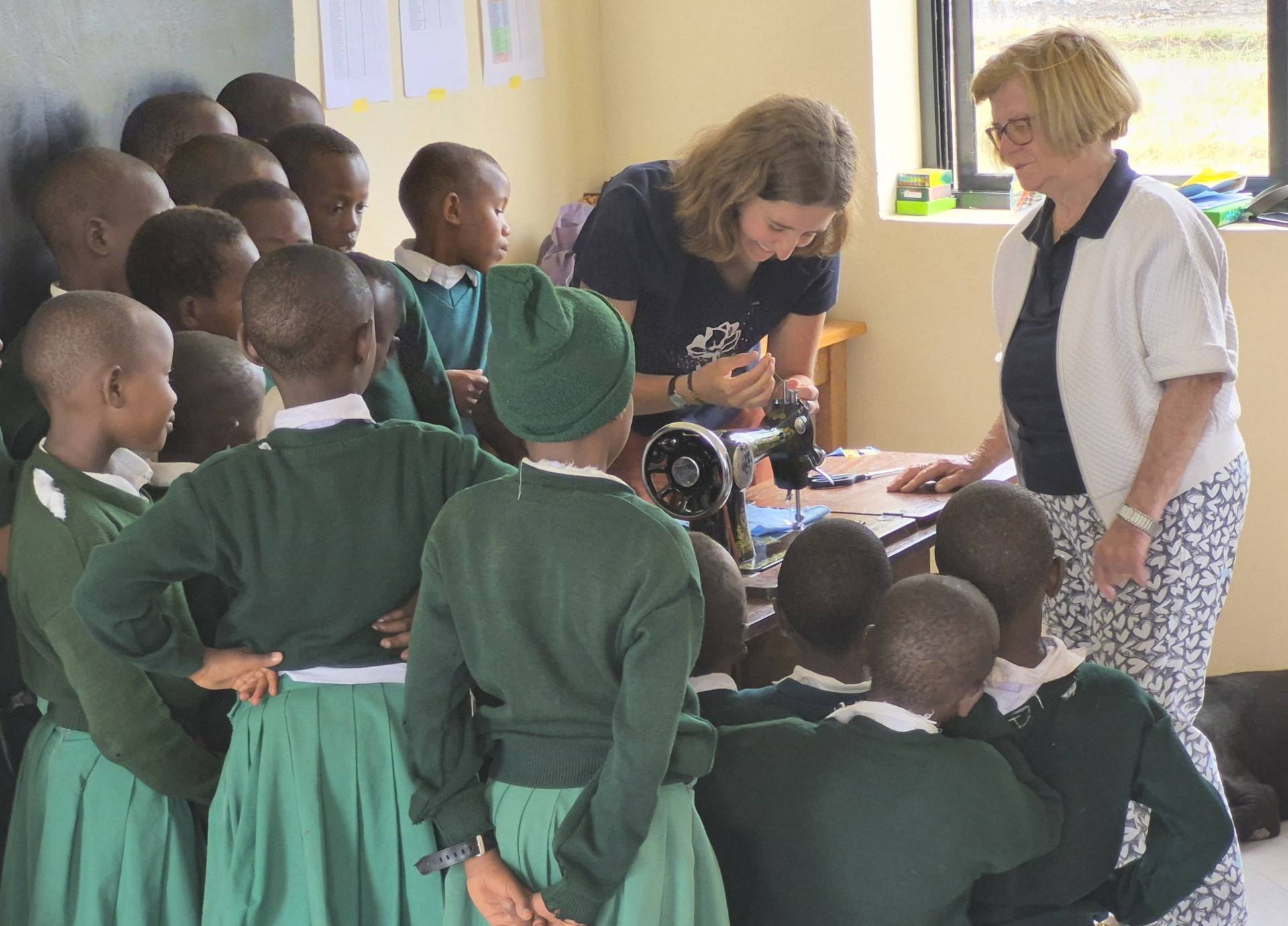 Nach dem Aufbau der Schneider-Berufsschule wird das Wissen der Schneidermeisterin nun auch an zwei Grundschulen weitergegeben.