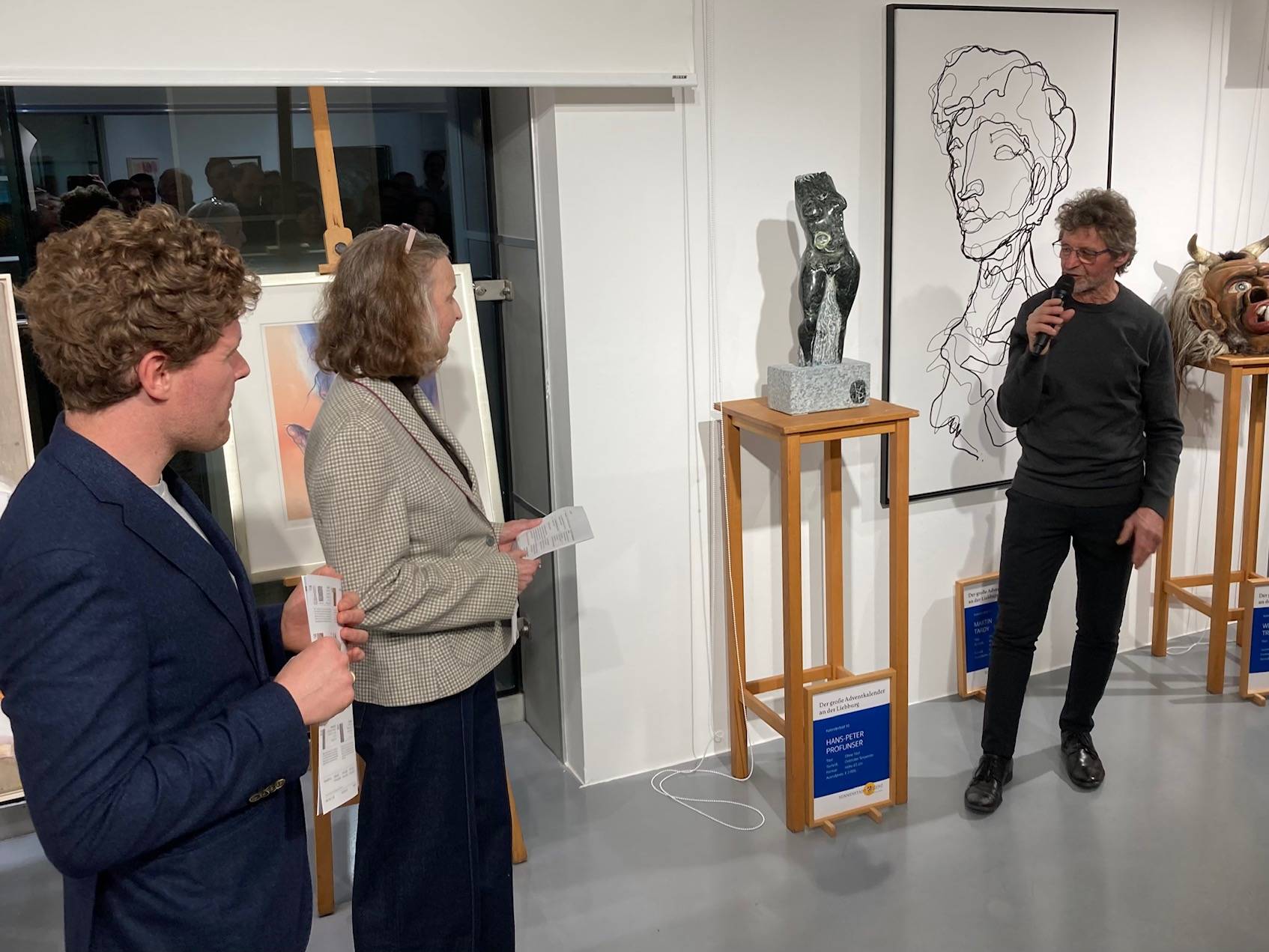 Bildhauer Hans-Peter Profunser stellte eine Serpentin-Skulptur zur Verf&uuml;gung. Foto: Stangl