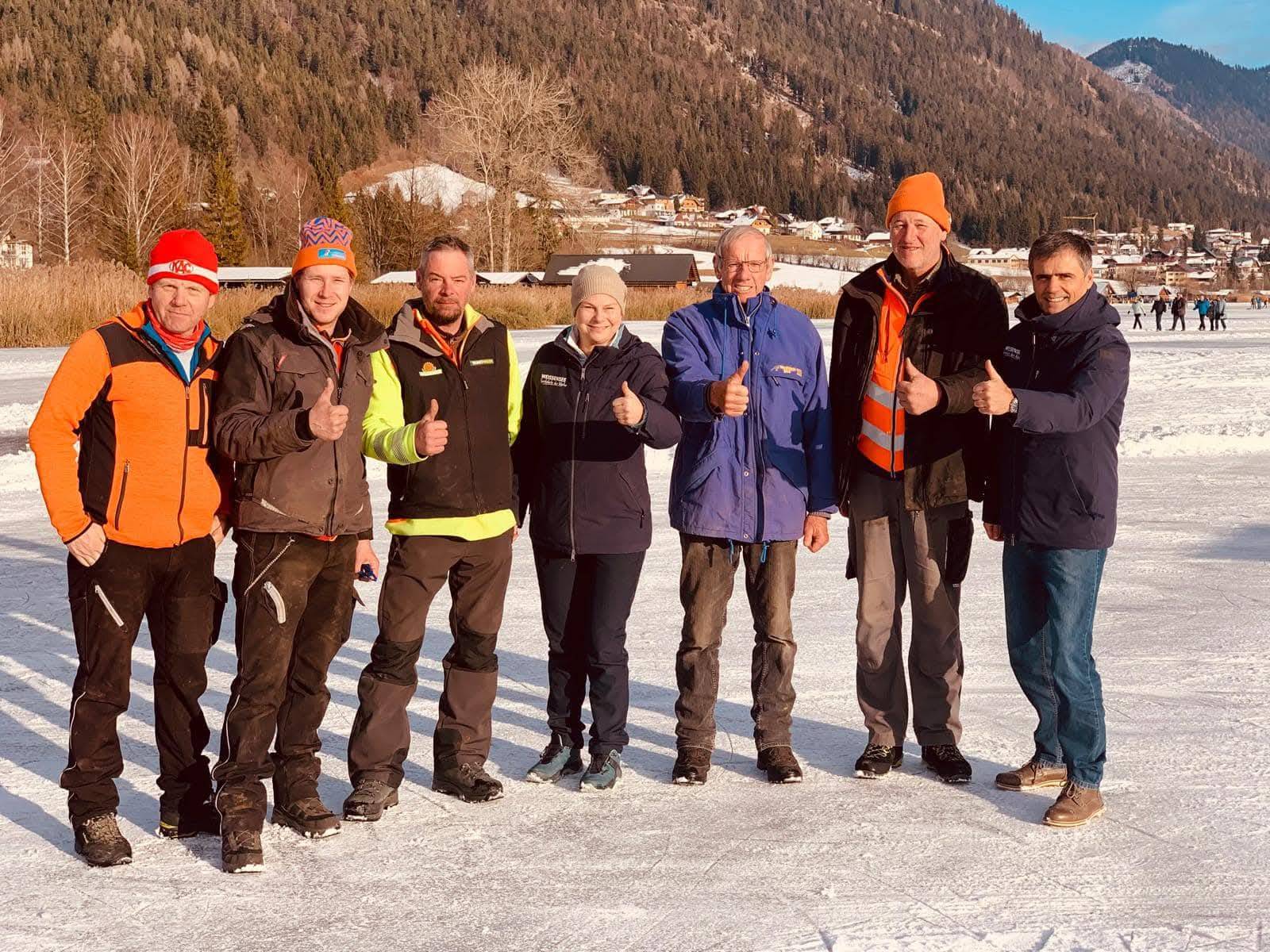Die Eisfreigabe erfolgte erst nach Neujahr. F&uuml;r die gro&szlig;en Events ist derzeit alles auf &bdquo;GO&ldquo;. V. l.: Christian Lilg, Benjamin Kolbitsch, Mario Agrinz, Bgm. Karoline Turnschek, Norbert Jank, Franz Lackner und Tourismus-Chef Thomas Michor. Foto: Gemeinde Wei&szlig;ensee