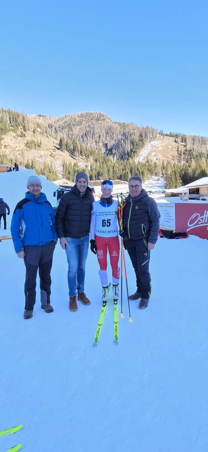 Das Organisationsteam mit der Siegerin der Damenklasse Eva Schmidhofer (Sportunion Raika Villgraten)