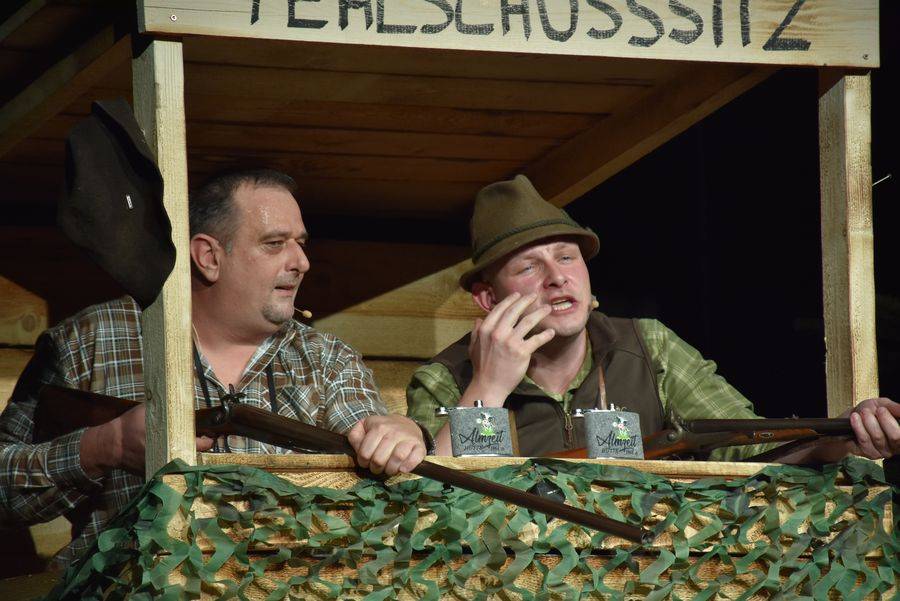 &bdquo;J&auml;gerlatein&ldquo; vom Feinsten lie&szlig;en Obereder und der diesj&auml;hrige Faschingsprinz Dominik Brandst&auml;tter auf das Spittaler Publikum los.