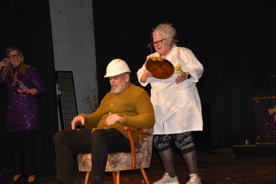 &bdquo;&Ouml;CTAM&ldquo;, der &bdquo;&Ouml;sterreichische Club zum Test am Manne&ldquo; nahm sich diesmal auch ein Testobjekt aus dem Publikum f&uuml;r den &bdquo;Bratpfannen-Helm-Test&ldquo;.