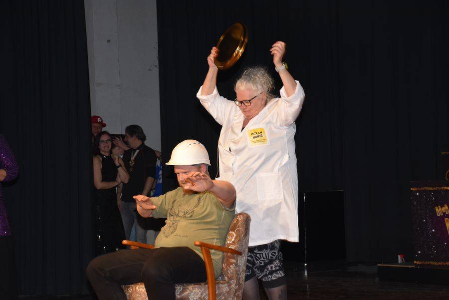 &bdquo;&Ouml;CTAM&ldquo;, der &bdquo;&Ouml;sterreichische Club zum Test am Manne&ldquo; nahm sich diesmal auch ein Testobjekt aus dem Publikum f&uuml;r den &bdquo;Bratpfannen-Helm-Test&ldquo;.