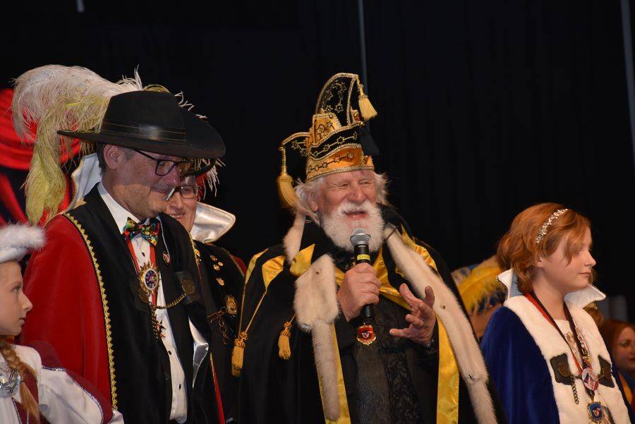 K&auml;rntens Obernarr Bruno Arendt "adelte" verdiente Gildenmitglieder.