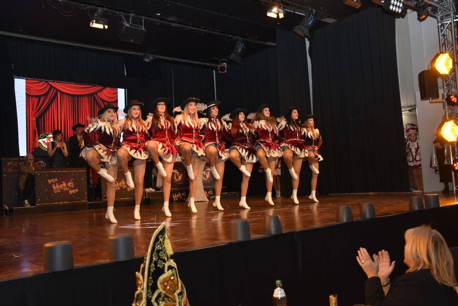 Ganz gro&szlig;e Nummer: Die Gardem&auml;dchen sorgten wieder f&uuml;r Begeisterung. Bei ihrer &bdquo;Zeitreise durch die Musik&ldquo; war alles auf den St&uuml;hlen.