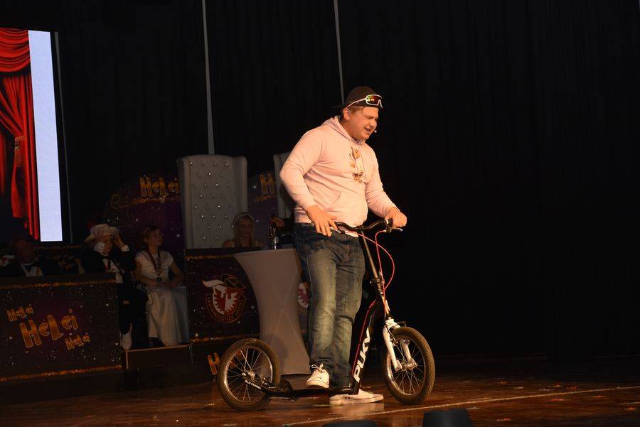 &bdquo;Rotzl&ouml;ffel&ldquo; Tobias Vecsei nahm die Politik auf die Schippe und ging dabei auch mit regionalen Polit-Gr&ouml;&szlig;en nicht gerade zimperlich um.