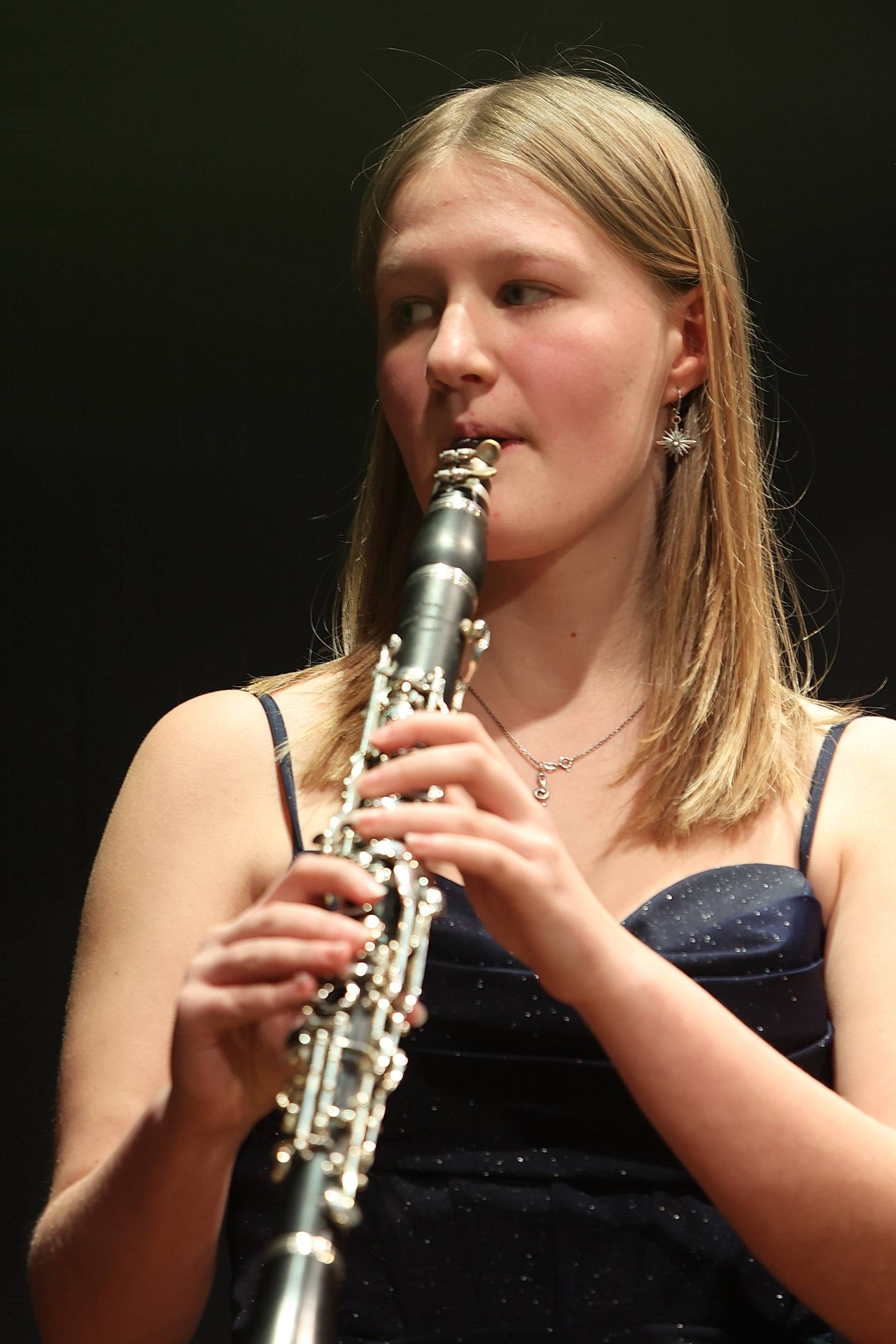 Die 16-j&auml;hrige Sophie Flei&szlig;ner an der Klarinette.