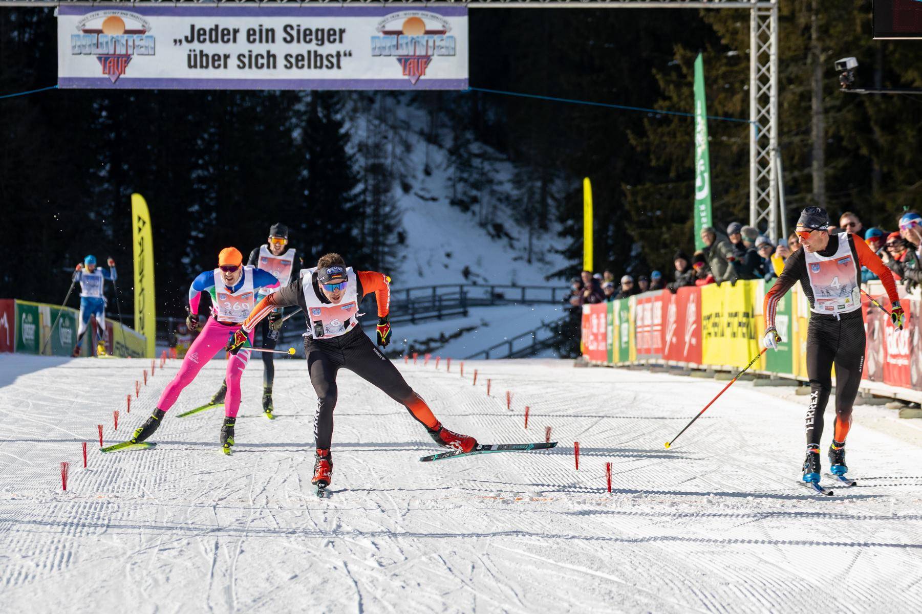 Zielsprint der Herren nach 40 Kilometern. Foto: Expa Pictures